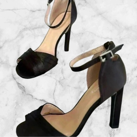 🆕Women’s Black  Satin Sandals - Picture 3 of 12